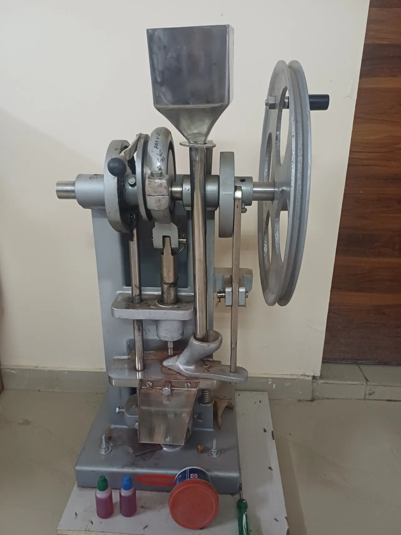 Singal punch tablet making machine hand operated
