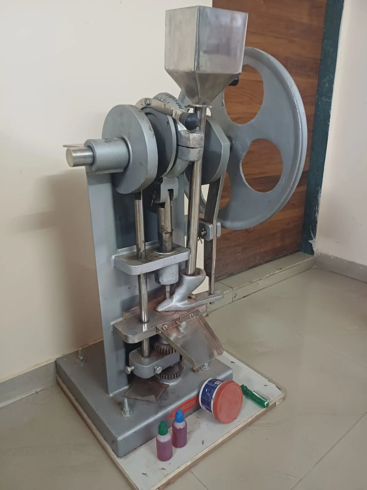 Singal punch tablet making machine hand operated