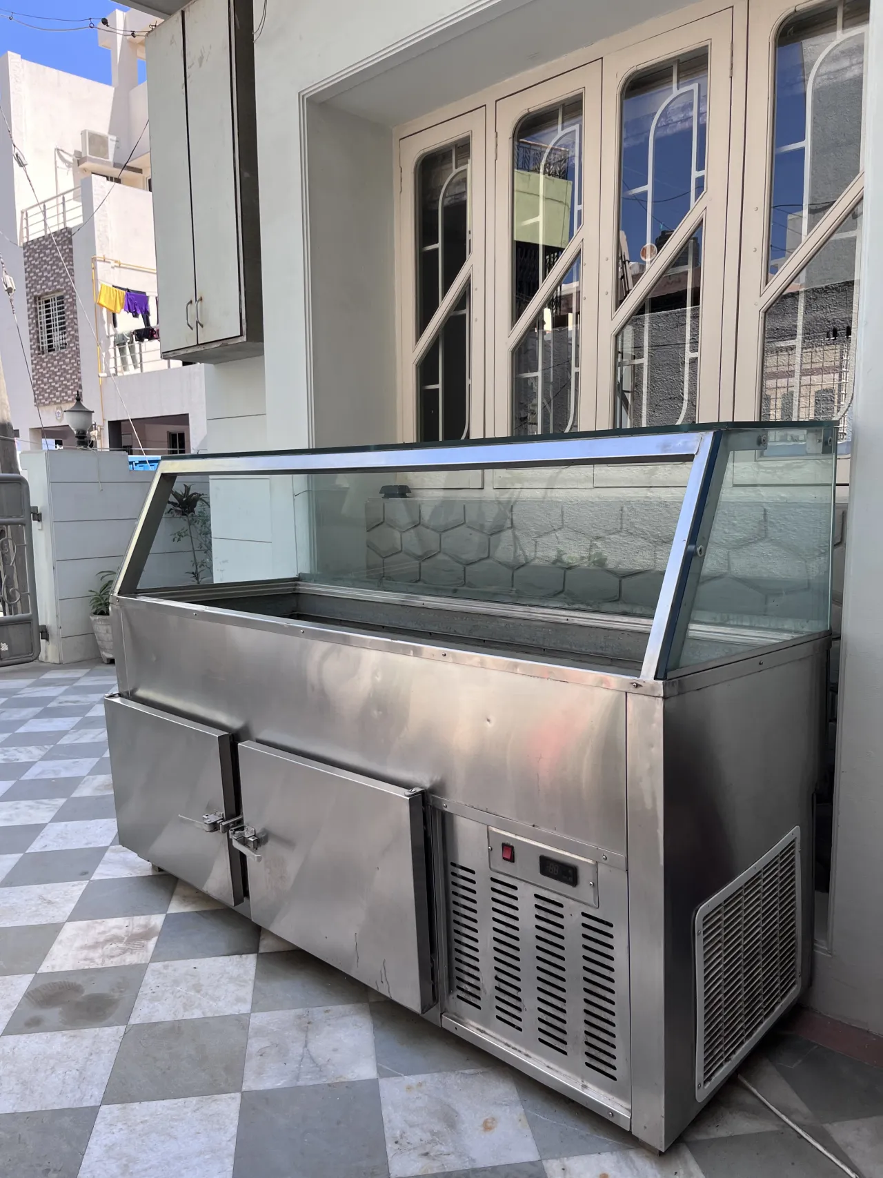 Cooling food refrigerator