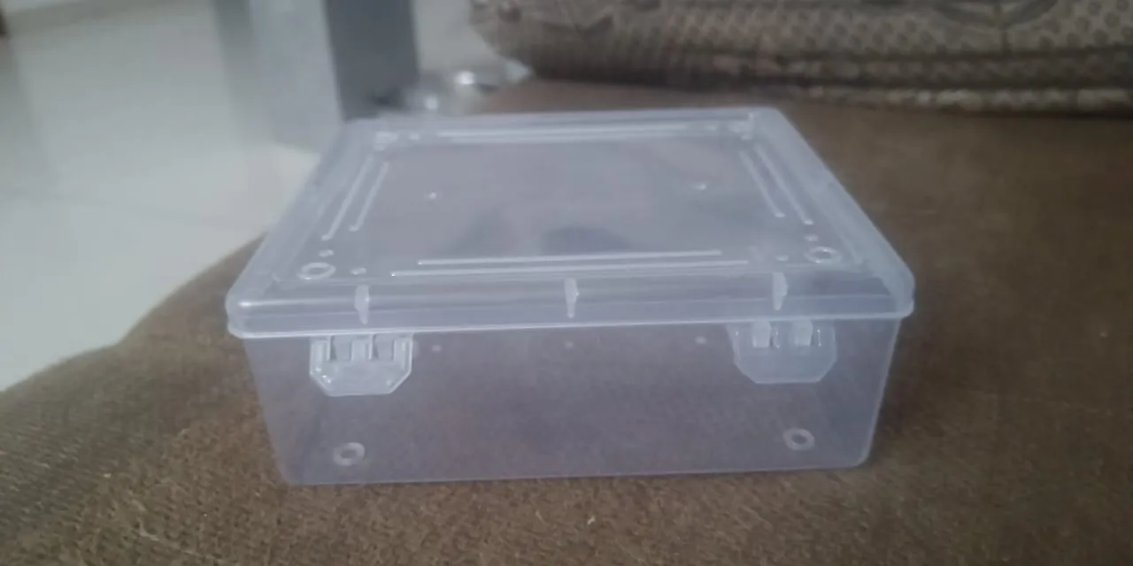 Plastic jewellery/storage box